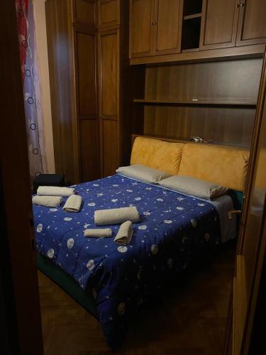 - une chambre avec un lit et une couette bleue dans l'établissement il rifugio della cava, à Orvieto