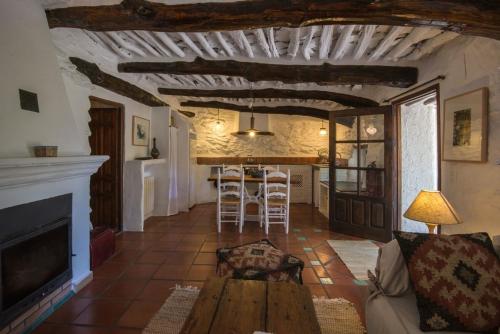 a living room with a couch and a table at Cortijo La Viñuela in Atalbéitar