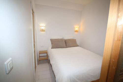 サン・ディジエにあるMaisonnette centre de Saint Dizierの小さなベッドルーム(白いベッド1台付)