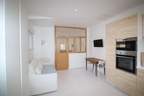 un salon avec une cuisine et une table dans l'établissement Maisonnette centre de Saint Dizier, à Saint-Dizier