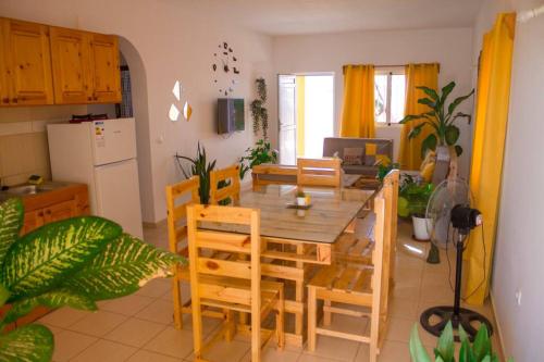 Kuchyň nebo kuchyňský kout v ubytování Cosy & Relax Yellow House 5mn walk from the beach!