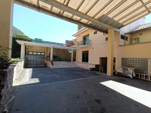 an empty courtyard of a house with a pergola at Cuarto Ojo de Agua in Orizaba