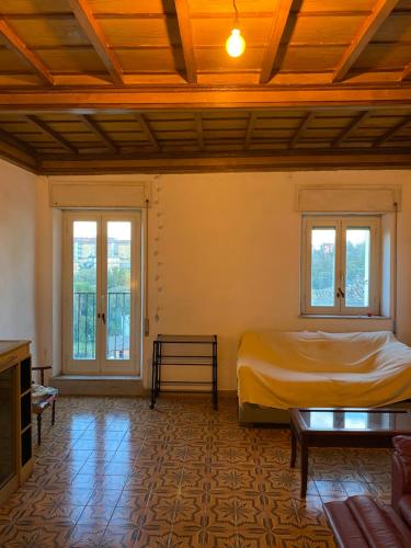 una camera con un letto in una stanza con finestre di Apartment in Palazzo Mazzini a Vignanello