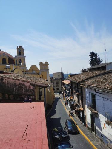 a view of a city street with buildings and cars at HOTEL LIMÓN in Xalapa