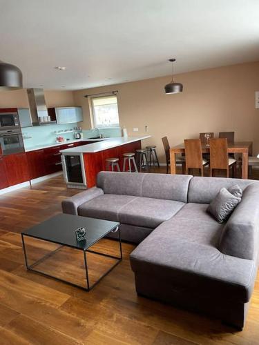 uma sala de estar com um sofá e uma cozinha em Apartmán Dominika Bojnice em Bojnice