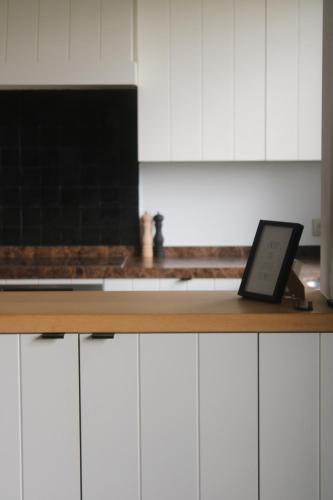 a laptop sitting on top of a counter in a kitchen at Maison Margareta in Middelburg