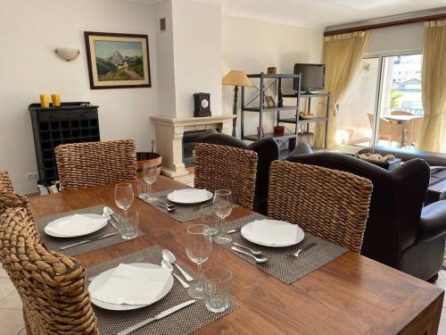 - une table à manger avec des assiettes et des verres à vin dans l'établissement Beautiful apartment in Ferragudo, à Ferragudo