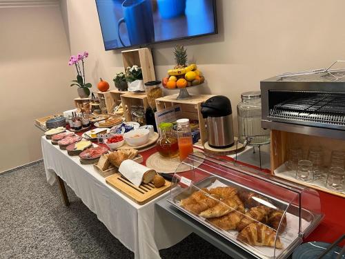 un buffet avec beaucoup de nourriture sur une table dans l'établissement Regina Bed & Breakfast, à Agno