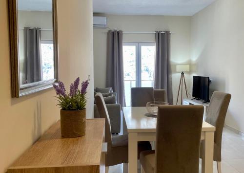 Apartments Seaview Estate Radovic في كوتور: غرفة معيشة مع طاولة طعام وغرفة طعام