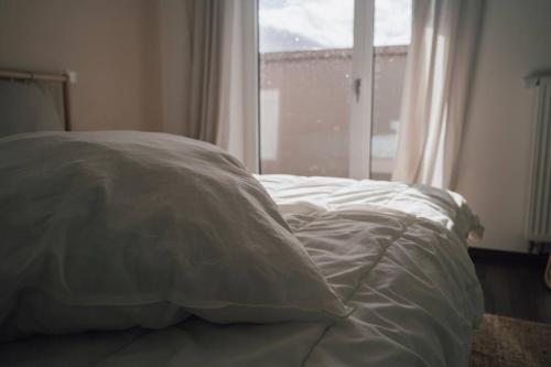 1 cama no hecha en un dormitorio con ventana en Gemütliche Wohnung nahe Kurpark, en Bad Lippspringe