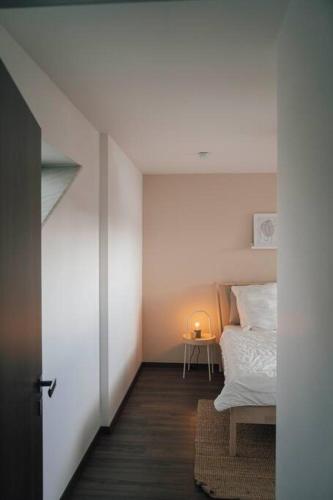 a bedroom with a bed and a table with a lamp at Gemütliche Wohnung nahe Kurpark in Bad Lippspringe