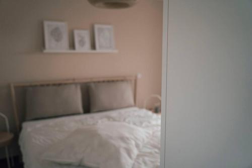 a bedroom with a white bed with two pillows at Gemütliche Wohnung nahe Kurpark in Bad Lippspringe