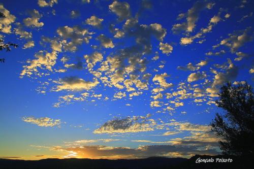 um céu azul com nuvens no céu em Casa Da Rocha em Caldelas