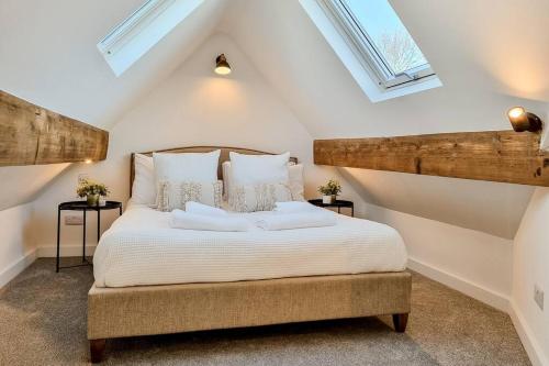 ein Schlafzimmer mit einem großen Bett im Dachgeschoss in der Unterkunft ScandicStay-Apartment Harrogate in Harrogate