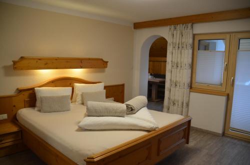 Un dormitorio con una cama grande con almohadas blancas. en Haus Gerlinde, en Lermoos