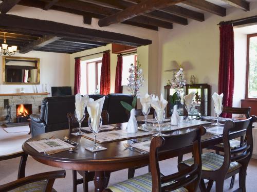 uma sala de jantar com mesa e cadeiras em Kiln Green Farmhouse em Milnthorpe