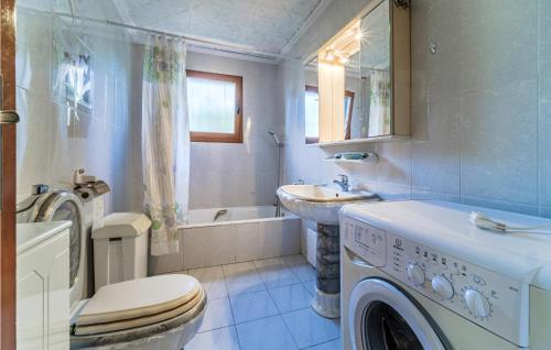 y baño con aseo, lavabo y lavadora. en Stunning Home In Els Poblets With Outdoor Swimming Pool, en Els Poblets