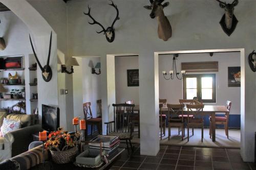 un soggiorno con tavolo e sala da pranzo di Casa do Pinheiro ad Alcácer do Sal