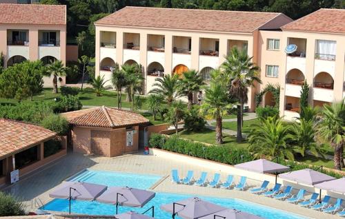 - une vue aérienne sur un complexe avec une piscine et un bâtiment dans l'établissement Superbe T2 Sognu di Mare, à Linguizzetta