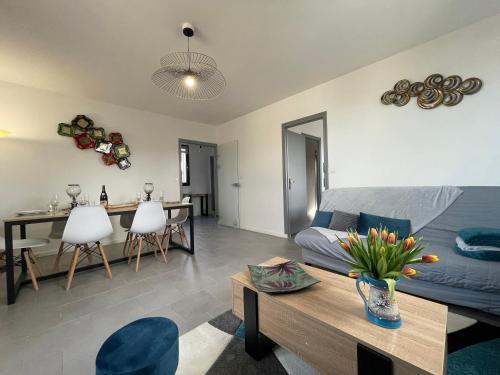 un soggiorno con un divano e un tavolo di Grand appartement en vallée de la loire a Gennes