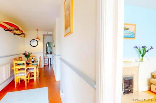 a dining room and living room with a table and chairs at WOOLACOMBE HIBISCUS 2 Bedrooms in Woolacombe