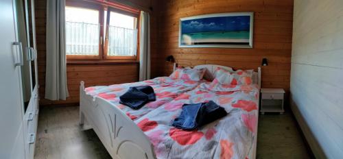 - une chambre avec un lit et des serviettes dans l'établissement Ferienhaus Möwe, à Sandstedt