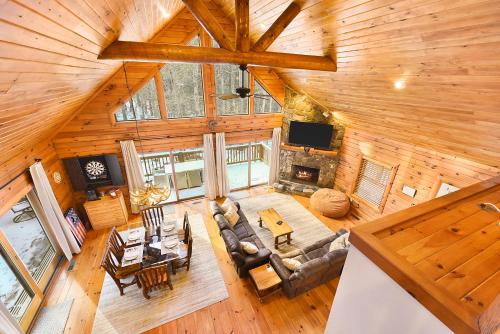 an overhead view of a living room in a cabin at Jamesons Cabin! 8 Minutes to Wisp, HotTub, FirePit, Pets, EV Chgr in Oakland