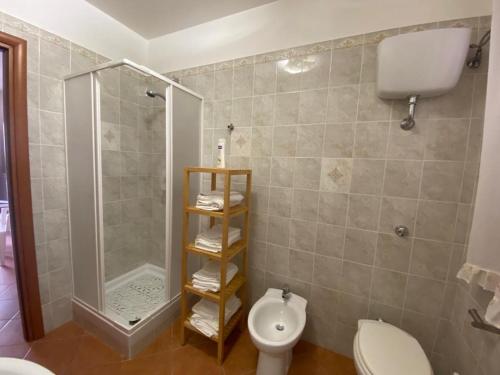 アグローポリにあるAppartamenti Sole Mare Agropoliのバスルーム(トイレ、シャワー付)