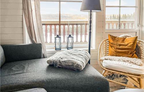 salon z kanapą, krzesłem i oknem w obiekcie 4 Bedroom Beautiful Home In Sysslebck w mieście Sysslebäck