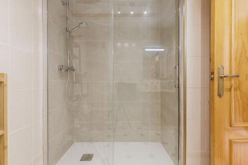 baño con ducha y puerta de cristal en Apartamento Mare Nostrum, en Aguadulce