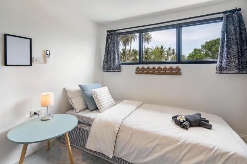 - une chambre avec un lit, une table et une fenêtre dans l'établissement Manao Pool Villa 12 - 5 Mins Walk To The Beach, à Ko Lanta