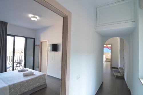 sypialnia z łóżkiem i lustrem w obiekcie NEW Casa Corvaja w Taominie