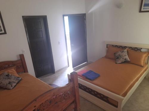 1 Schlafzimmer mit 2 Betten in einem Zimmer in der Unterkunft Hotel Casa la Gregorienne in La Vega