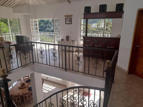 eine Wendeltreppe in einem Haus mit einem Tisch und Stühlen in der Unterkunft Hotel Casa la Gregorienne in La Vega