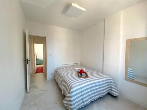 ein Schlafzimmer mit einem Bett mit einem Teddybär drauf in der Unterkunft Delicinha, a 5 minutos à pé da Praia do Forte in Cabo Frio