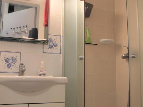 Kúpeľňa v ubytovaní Studio cosy avec jardinet, parking privatif et WiFi gratuit - Proche Thermes et Étang de Thau - FR-1-503-148
