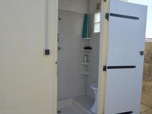 une salle de bain avec douche et toilettes dans l'établissement Charmante villa rénovée avec grand jardin clos, véranda, 3 chambres, proche de la plage et des activités - FR-1-324-503, à Saint-Gilles-Croix-de-Vie