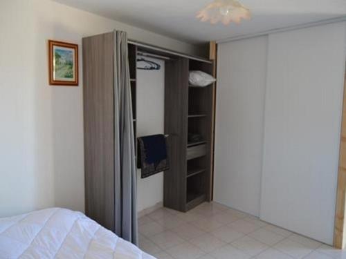 - une chambre avec une porte donnant sur un placard dans l'établissement Charmante villa rénovée avec grand jardin clos, véranda, 3 chambres, proche de la plage et des activités - FR-1-324-503, à Saint-Gilles-Croix-de-Vie