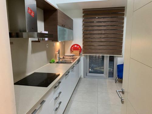 - une cuisine avec un évier et un comptoir dans l'établissement 2-Bedroom apartment in Bati Sehir - Istanbul, à Istanbul
