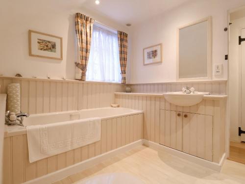 A bathroom at Valley Farm Cottage
