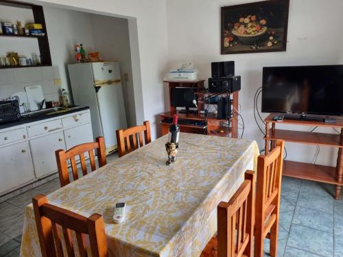 eine Katze, die auf einem Tisch in der Küche sitzt in der Unterkunft Nuevos Aires in Corrientes