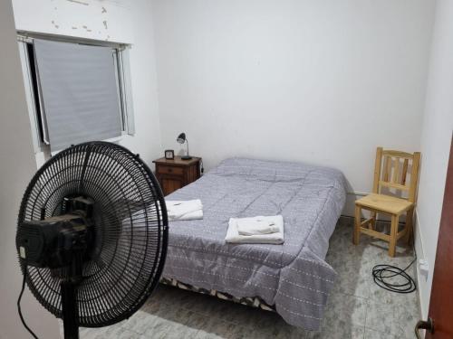 Schlafzimmer mit Ventilator neben einem Bett in der Unterkunft Nuevos Aires in Corrientes