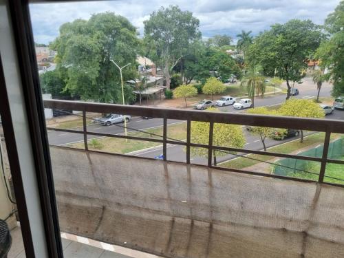 Blick auf eine Straße aus dem Fenster in der Unterkunft Nuevos Aires in Corrientes