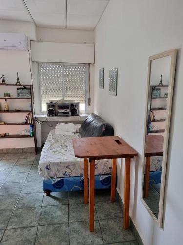 ein kleines Zimmer mit einem Tisch und einem Bett in der Unterkunft Nuevos Aires in Corrientes