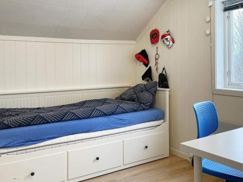 Holiday home BENGTSFORS VIII في بينغتسفورس: غرفة نوم صغيرة مع سرير بملاءات زرقاء