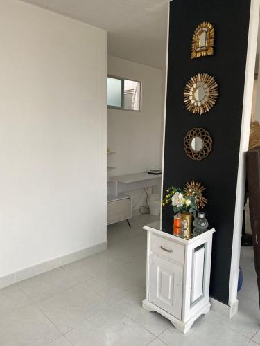 um quarto com um armário branco e um espelho na parede em Apartamento en Cartagena em Cartagena das Índias