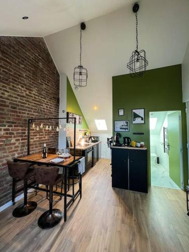 une chambre avec une table à manger et une cuisine dans l'établissement Le Central 3 - Pépite en centre ville d’Elbeuf, à Elbeuf