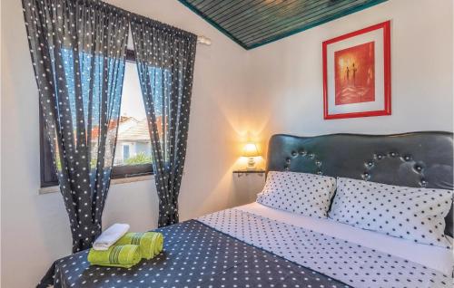 Katil atau katil-katil dalam bilik di Amazing Home In Klimno With 5 Bedrooms, Wifi And Outdoor Swimming Pool