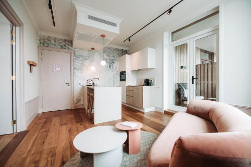 ein Wohnzimmer mit einem Sofa und einem Tisch in der Unterkunft Eclectic Hotel Copper in Middelburg