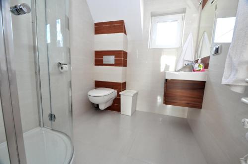 ミコワイキにあるPensjonat Relaxのバスルーム(トイレ、洗面台、シャワー付)